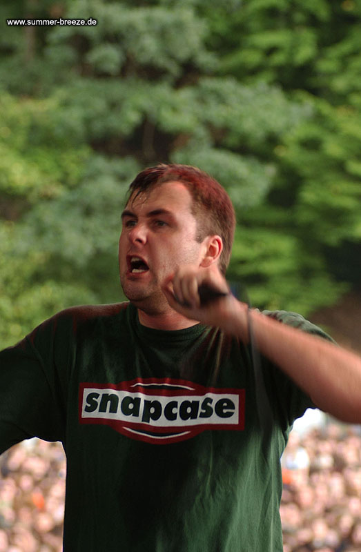 Bild eines Mitglieds der Band Napalm Death beim Live Auftritt auf dem Summer Breeze 2003.
